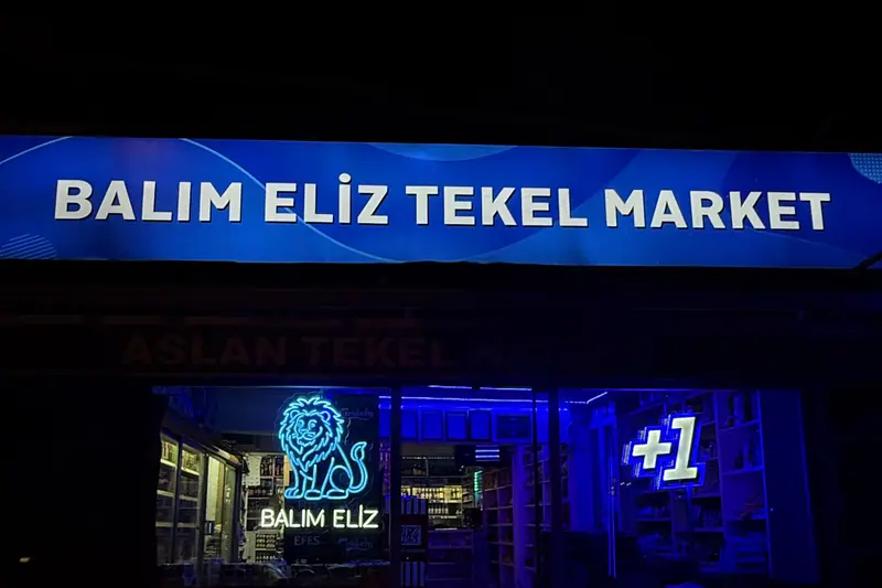 Balım Eliz Tekel Market cephesinde ışıklı kutu harf tabelası, gece