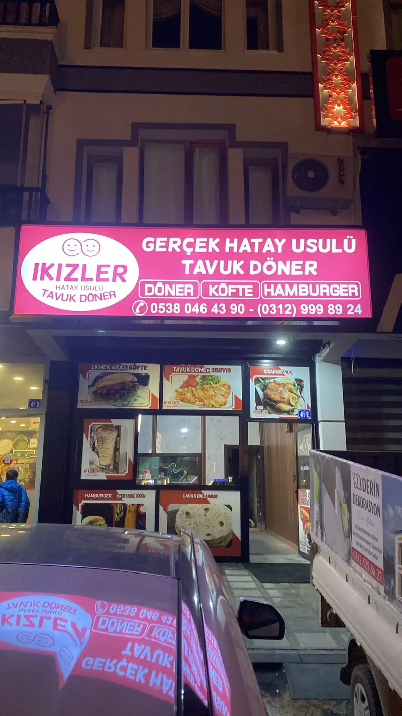 İkizler Döner cephesinde ışıklı tabela ve menü panoları, gece