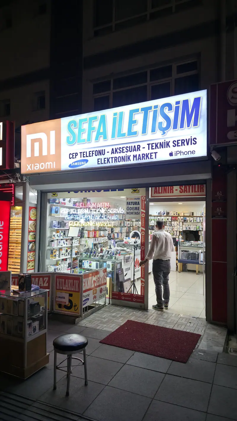 Sefa İletişim dükkan cephesinde ışıklı pano ve vitrin aydınlatması